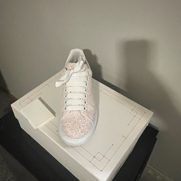 Women’s designer sneaker - Picture 2 of 5